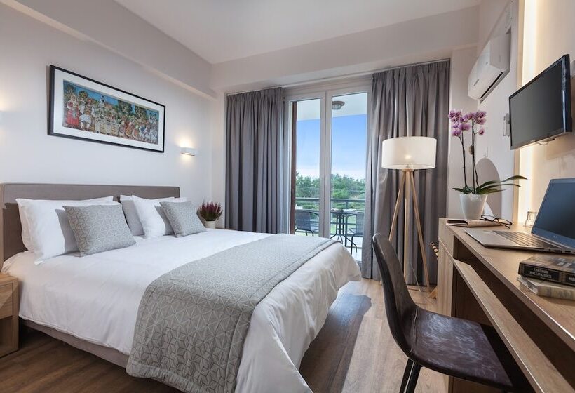 חדר סופריור, Minavra