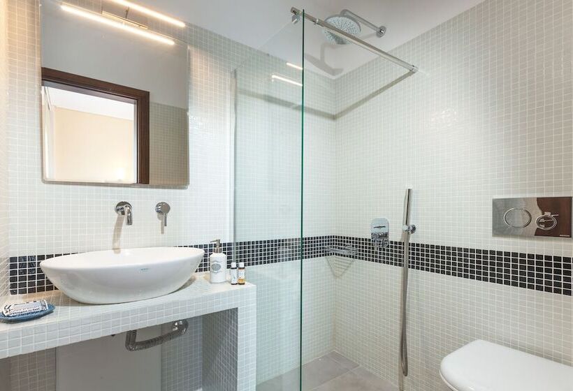 חדר סופריור לשלושה, Minavra