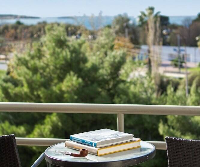 חדר סופריור לשלושה, Minavra