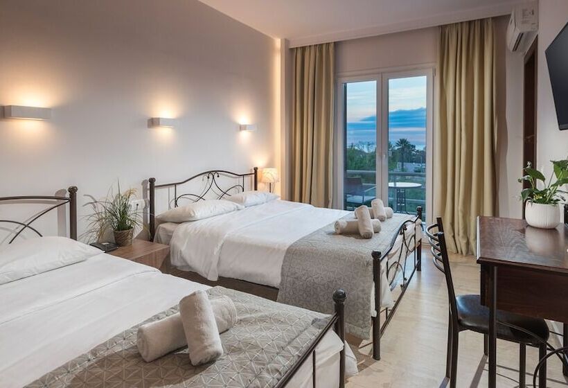 חדר סופריור לשלושה, Minavra