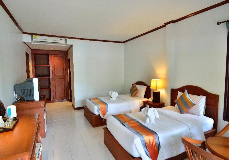 חדר סופריור לשלושה, Minavra