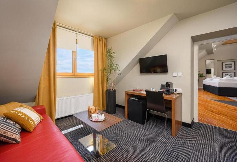 سوییت با چشمانداز پانوراما, Premier  Adults Only