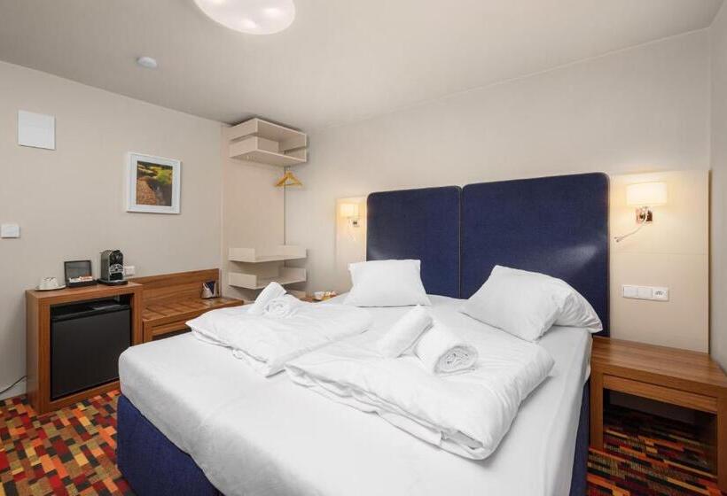 اتاق اکونومی, Premier  Adults Only