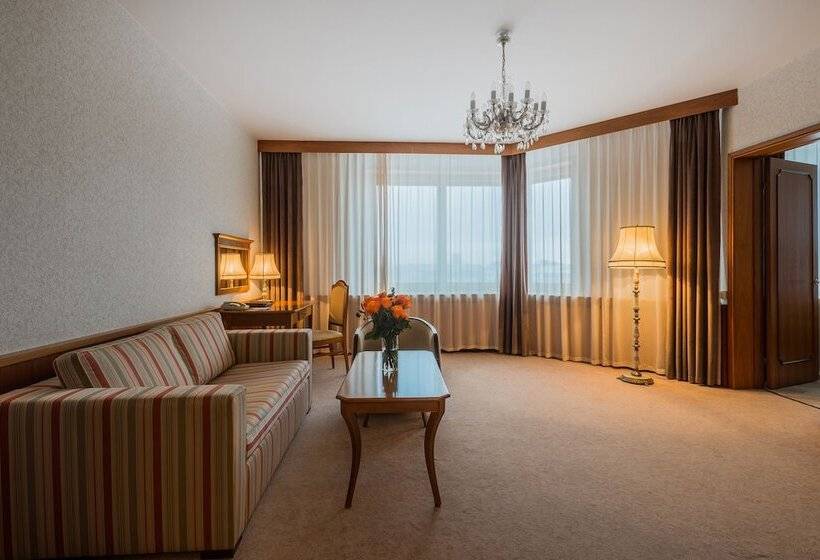 주니어 스위트, President