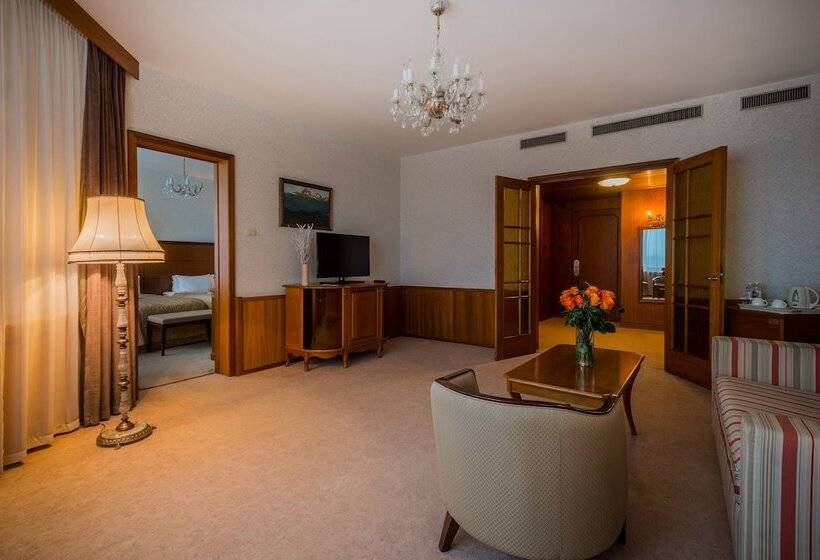 주니어 스위트, President