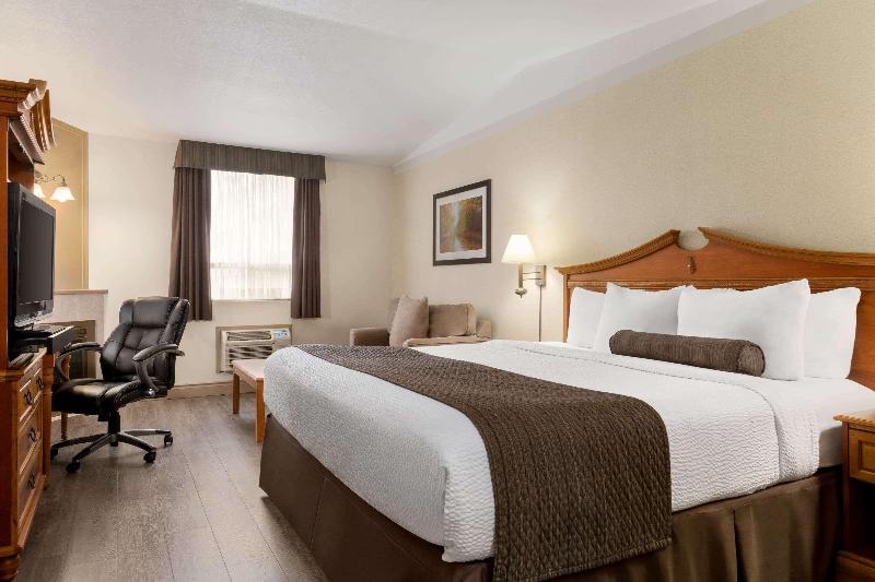 스탠다드 룸 킹사이즈 침대, Days Inn & Suites By Wyndham Sault Ste. Marie On