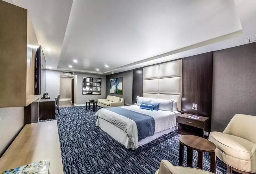 سوییت جونیور, Pueblo Amigo Hotel Plaza Y Casino
