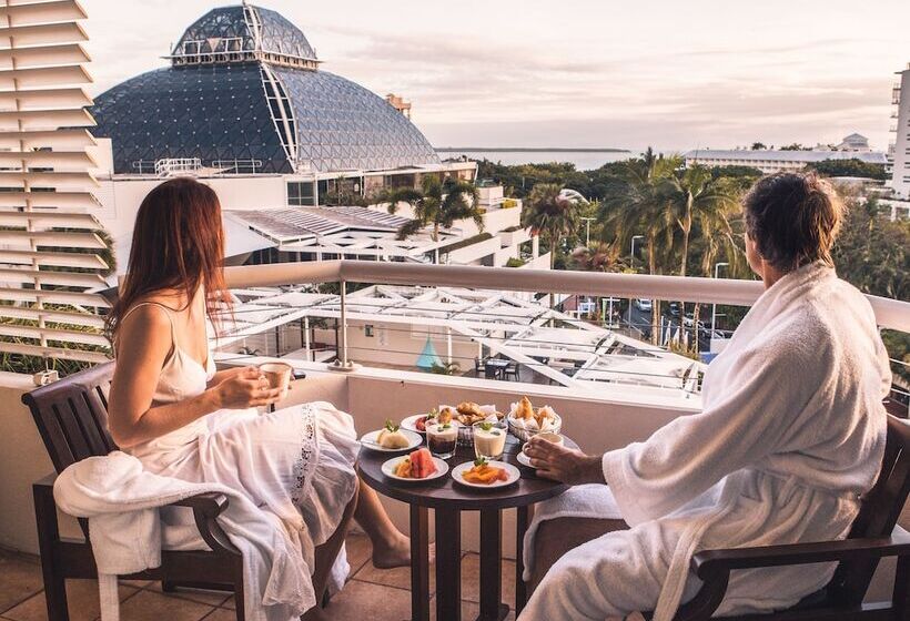 풀장 전망 디럭스 룸, Pullman Reef Hotel Casino