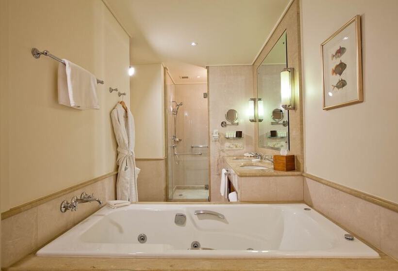 풀장 전망 디럭스 룸, Pullman Reef Hotel Casino