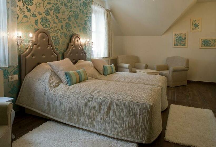 غرفة قياسية, Varga Tanya