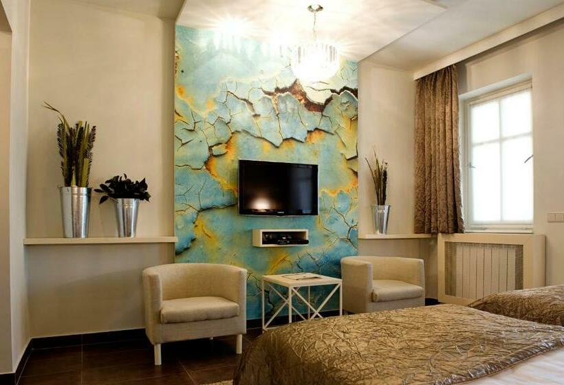 غرفة قياسية, Varga Tanya