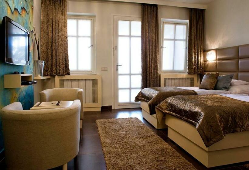 غرفة قياسية, Varga Tanya