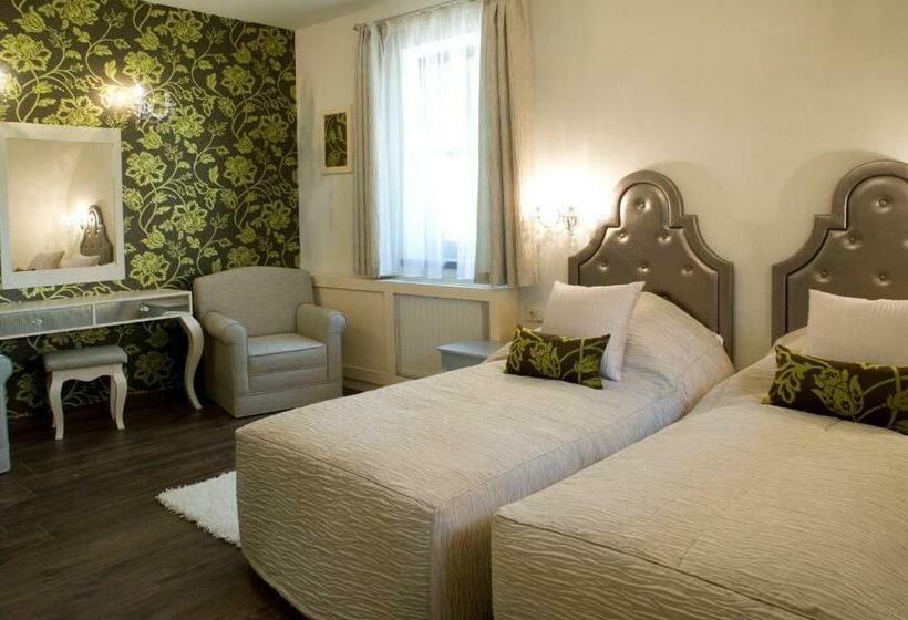 غرفة عائلية, Varga Tanya