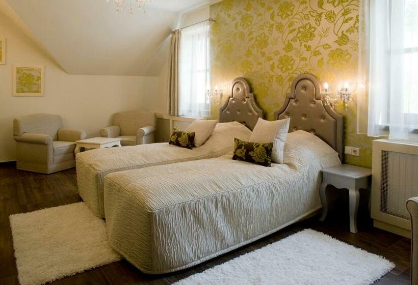 غرفة عائلية, Varga Tanya