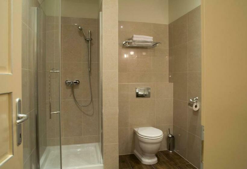 غرفة عائلية, Varga Tanya