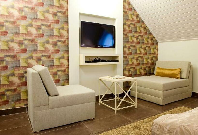 غرفة عائلية, Varga Tanya