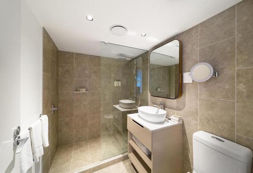 Premium room w/ mountain view, Voco Gold Coast, An Ihg