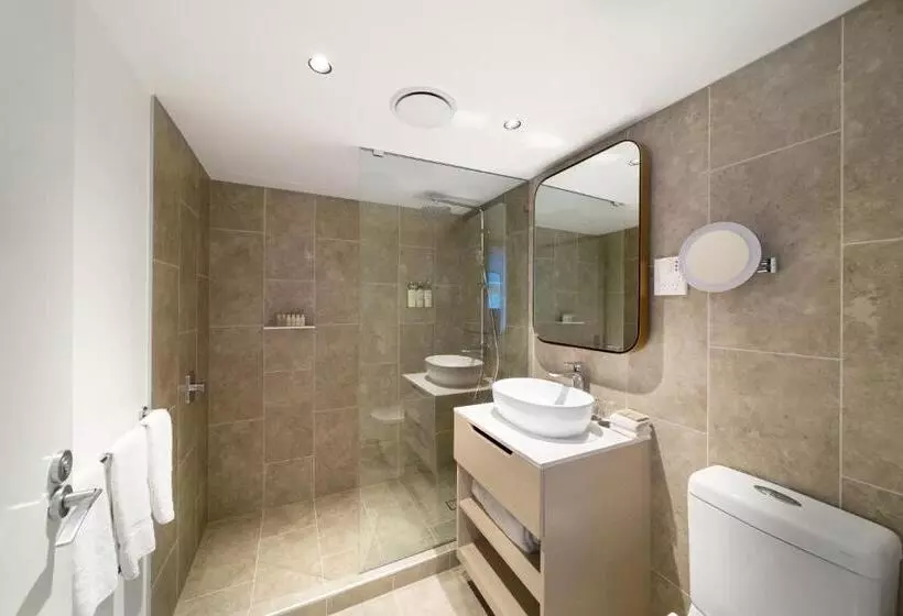 Premium room w/ mountain view, Voco Gold Coast, An Ihg
