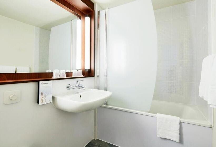 Трехместный Номер Superior, Campanile Poitiers  Site Du Futuroscope