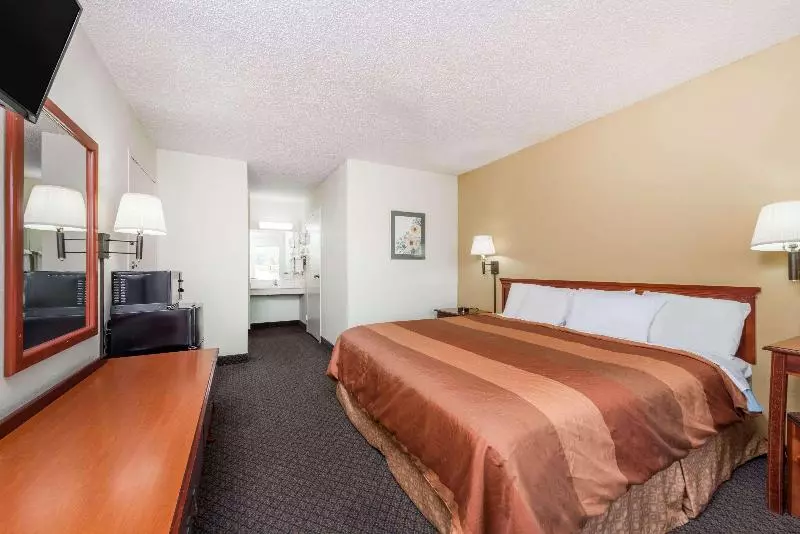 キングサイズベッドのスタンダードルーム, Days Inn By Wyndham Fort Payne