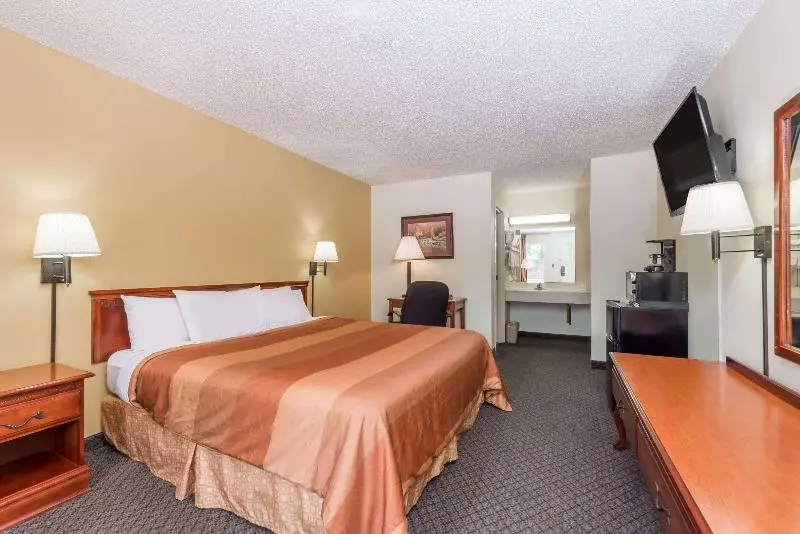 キングサイズベッドのスタンダードルーム, Days Inn By Wyndham Fort Payne