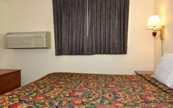 キングサイズベッドのスタンダードルーム, Days Inn By Wyndham Ontario Airport
