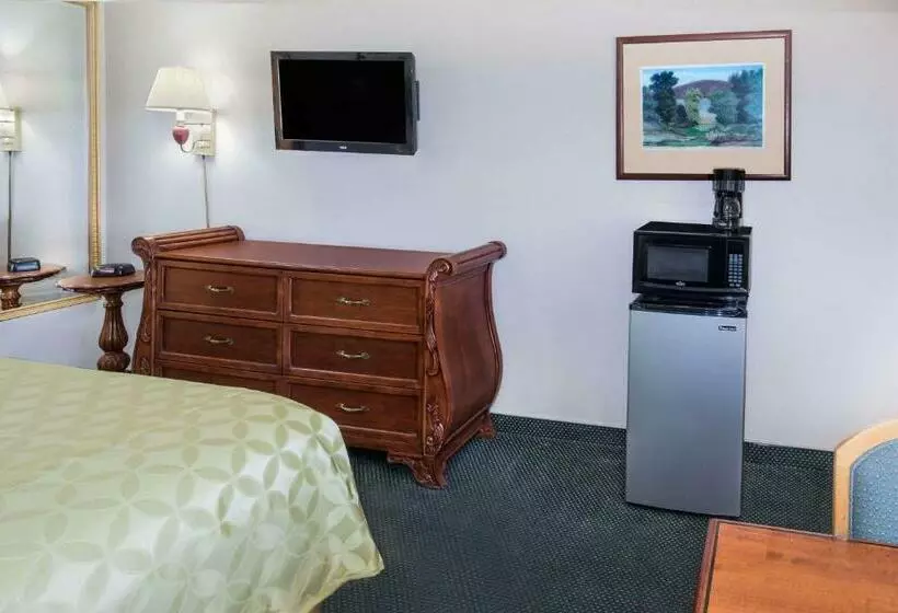 キングサイズベッドのスタンダードルーム, Days Inn By Wyndham Ontario Airport