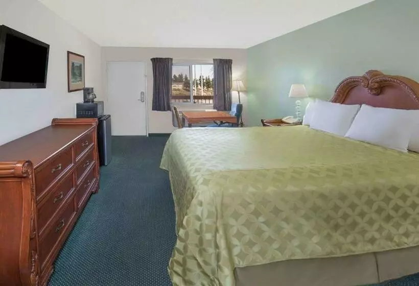 キングサイズベッドのスタンダードルーム, Days Inn By Wyndham Ontario Airport