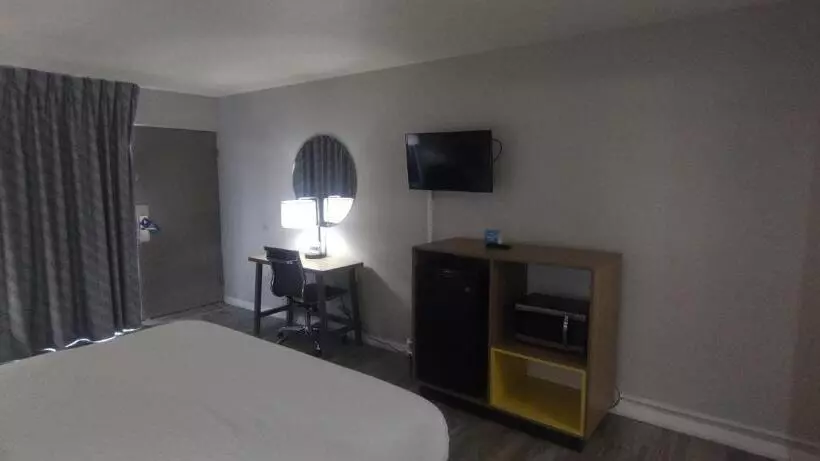 キングサイズベッドのスタンダードルーム, Days Inn By Wyndham Wildwood I75