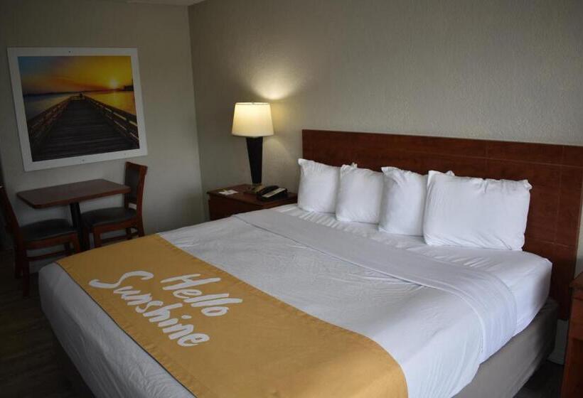 キングサイズベッドのスタンダードルーム, Days Inn By Wyndham Wildwood I75