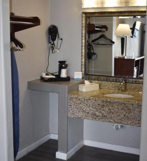 キングサイズベッドのスタンダードルーム, Days Inn By Wyndham Wildwood I75