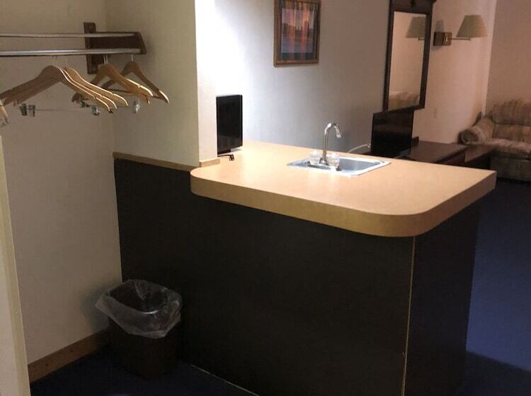 جناح, Denison Inn & Suites