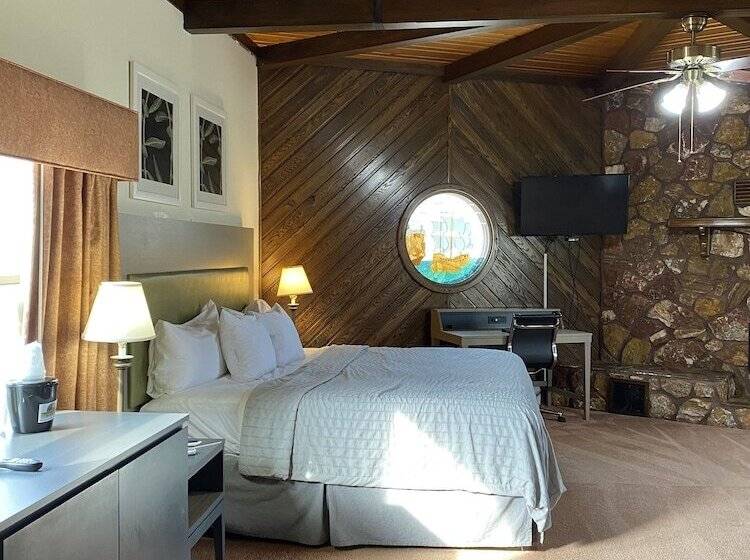 带大床的套房, Pictured Rocks Inn And Suites