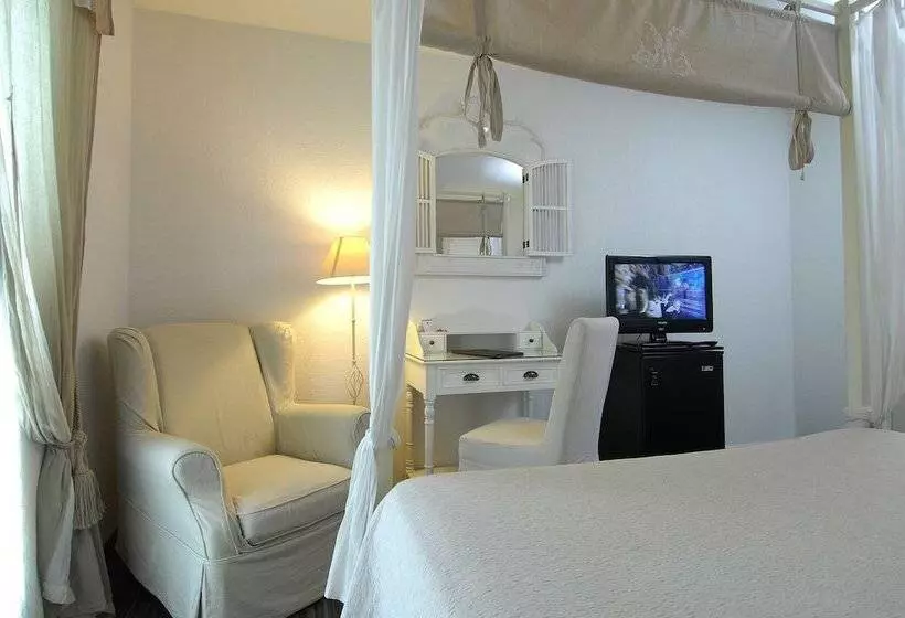 プールの見えるスーペリアルーム, Best Western L'Orangerie
