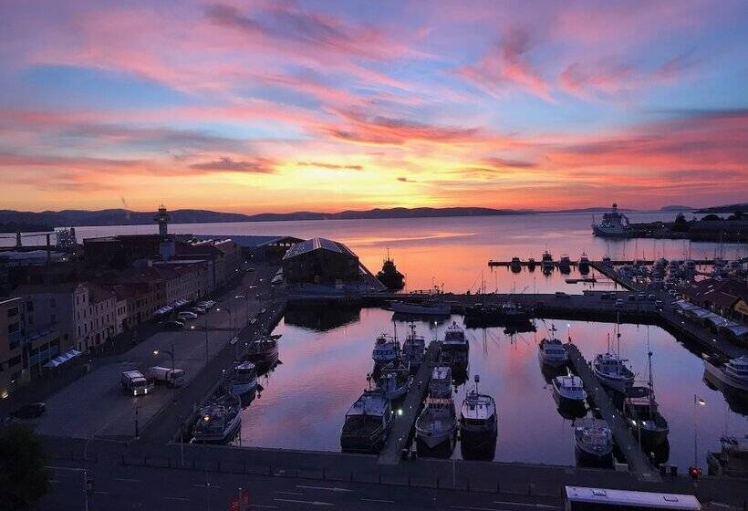 景色の見えるダブルベッドスタンダードルーム, Grand Chancellor Hobart