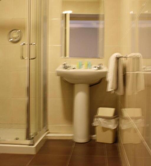 חדר סטנדרט לשלושה, Hearns