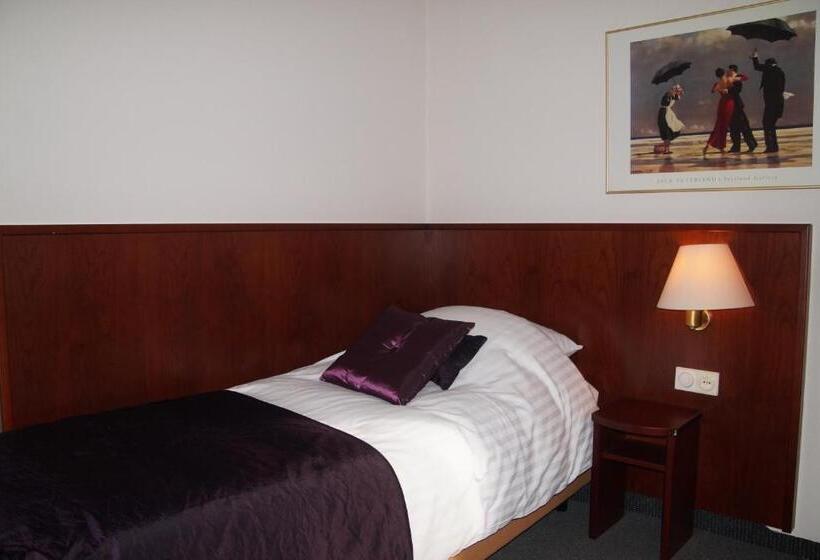 اتاق استاندارد سه نفره, Brink