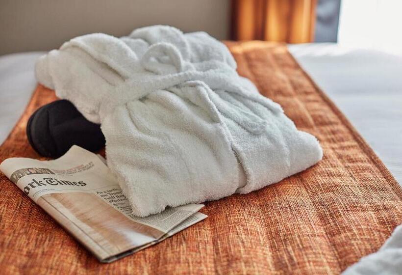 Семейный Номер, Carlton Square