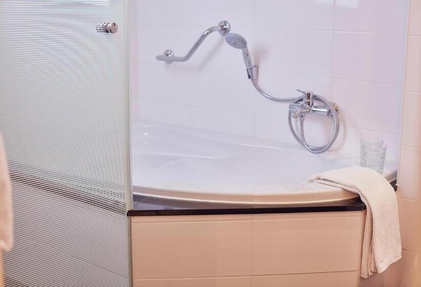 Номер Стандарт, Carlton Square