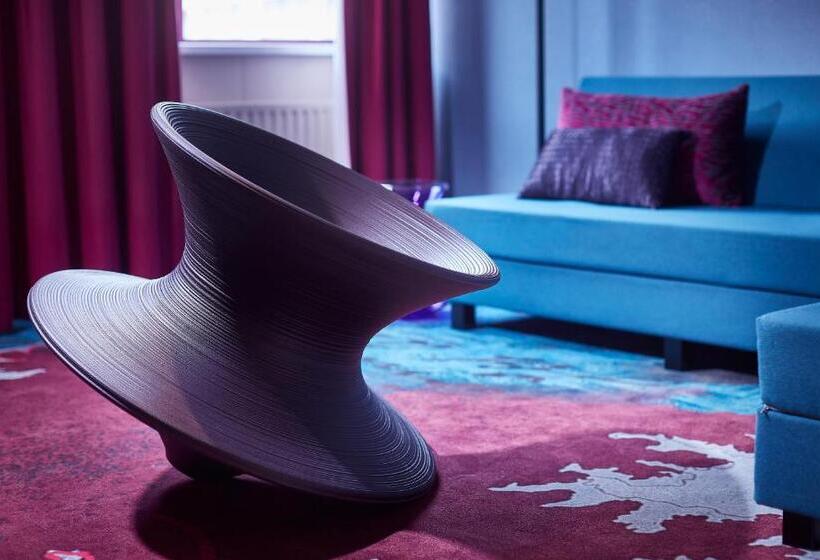 Номер Стандарт, Carlton Square