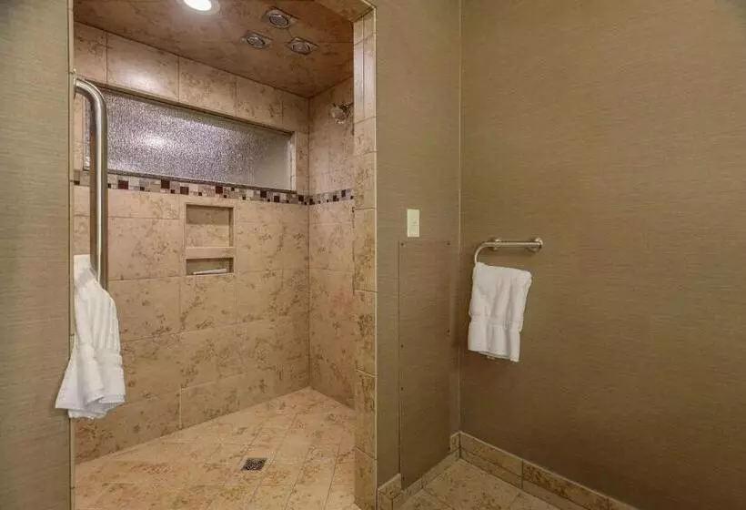 سوییت سوپریور, Comfort Suites