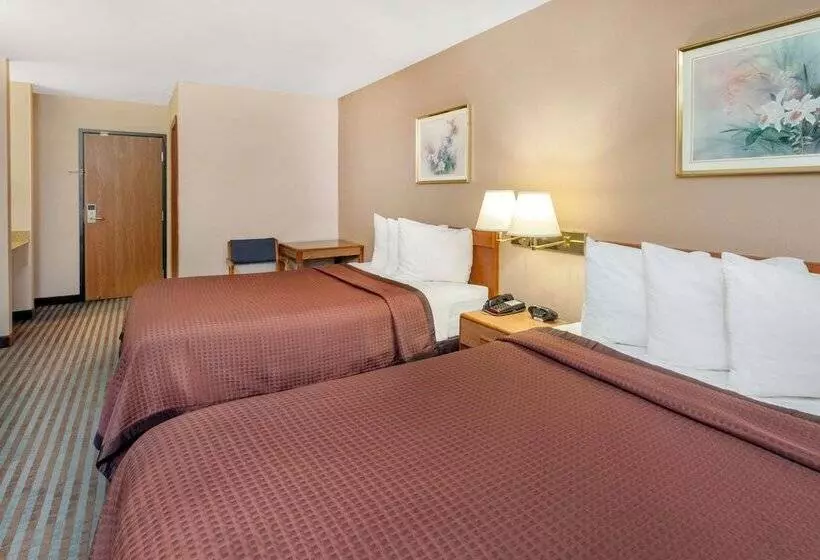 ２ダブルベッドのスタンダードルーム, Days Inn By Wyndham Charleston