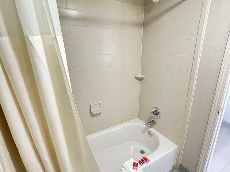 جناح, Econo Lodge Inn & Suites