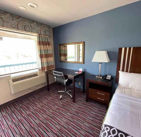 غرفه قياسيه سريرين مزدوجين, Econo Lodge Inn & Suites