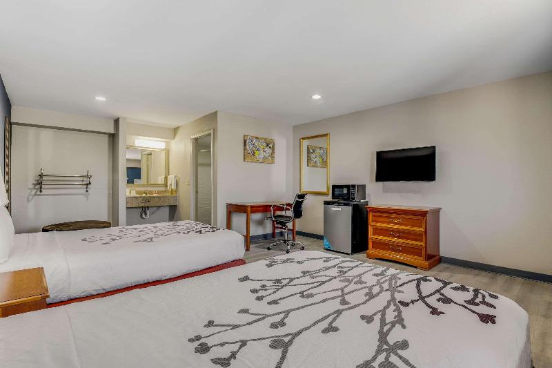 جناح, Econo Lodge Inn & Suites