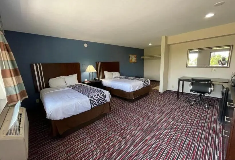 ２ダブルベッドのスタンダードルーム, Econo Lodge Inn & Suites