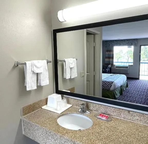 ２ダブルベッドのスタンダードルーム, Econo Lodge Inn & Suites