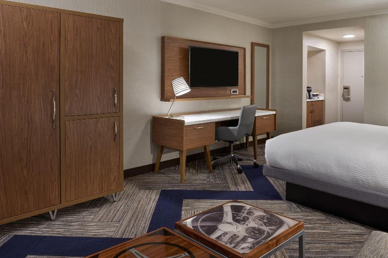 キングサイズベッドのスタンダードルーム, Four Points By Sheraton Windsor Downtown