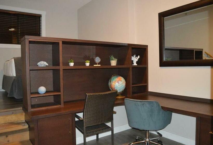 סוויטה משפחתית, Driftwood Inn