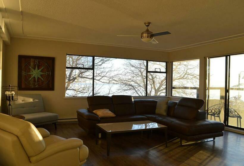 סוויטה משפחתית, Driftwood Inn